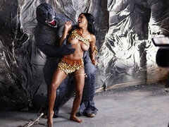 Gros cul, Gros seins, Sucer une bite, En levrette, Noir ébène, Rasée, Maigrichonne, Adolescente