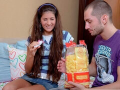 Μεγάλος κώλος, Μεγάλος πούτσος, Πίπα, Μελαχροινή, Σε στάση σκύλου στα τέσσερα, Φυσικά βυζιά, Έφηβος, Βυζιά