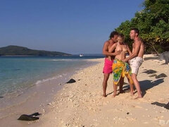 Анальный секс, Блондинки, Семяизвержение, Двойное проникновение, Сперма на лице, На природе, На публике, Втроем