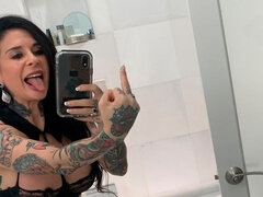 Stora tuttar, Avsugning, Brunett, Handjobb, Underkläder, Strippning, Tatuering