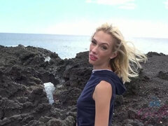 Blond, Vingeren, Naakt, Orgasme, Klein, Openbaar, Tieten likken, Nat