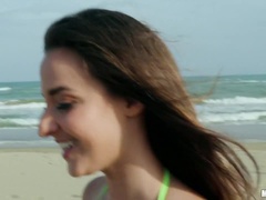 Rumpe, Strand, Kukk suging, Brunette, Bakfra, Petite, Piercingen, Synsvinkel