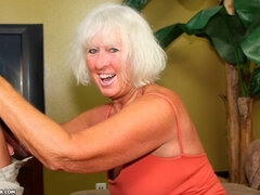 Stor røv, Buttet, Komme i munden, Sædskud, Ældre kvinde, Naturlige bryster, Kort hår, Stripning