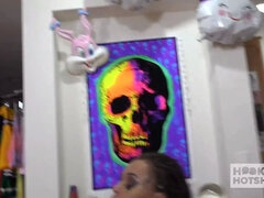 Beso negro, Verga grande, Mamada, Corridas faciales, Penetracion con dedos, Tacones, Montar, Juguetes