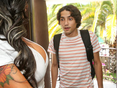 큰 가슴, 흑갈색 머리, 힐, 부엌, 밀프, 스페인어