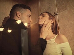 Μεγάλος κώλος, Μεγάλος πούτσος, Σε στάση σκύλου στα τέσσερα, Φυσικά βυζιά, Κοντά μαλλιά, Ντουζ, Έφηβος, Βυζιά