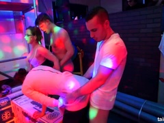 Blonde, Hard, Lesbienne, Masturbation, Homme homme femme, Orgie, Douche, Plan cul à trois