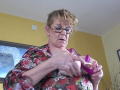 Gros cul, Gros seins, Lunettes, Mamie, Masturbation, Mature, Jarretelles, Jouets
