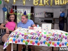 Brunette, Kyssing, Kjøkken, Skjørt, Tattovering, Tenåring