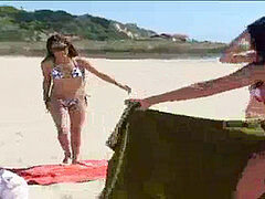 Ranta, Bikinit, Ruskeahiuksinen, Suudella, Lesbo, Hieronta, Orgasmi, Urheilu