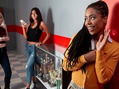 Pik sutte, Brunette, Behåret, Imellem racer, Skolepige, Mager, Teenager, Bryster