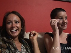 Amatorka, Brunetka, Okulary, Grupa, Domowej roboty, Całować, Mamuśka, Orgia