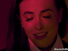 Grosse bite, Sucer une bite, Brunette brune, Noir ébène, Fétiche, Interracial, Plan cul à trois, Nénés