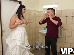 Sofia Lee, the chubby Czech bride, fucks random guy while locked in bathroom