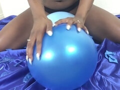Kassey Starr pops balloons with her big black booty