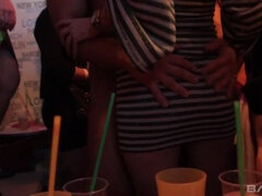 Sucer une bite, Brunette brune, Groupe, Interracial, Lingerie, Piercing, Réalité, Tatouage