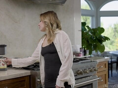 Duże cycki, Blondynka, Kneblowanie, Lizanie, Cipka, Krótkie włosy, Tatuaż, Cycki