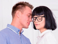 Enthousiasteling, Grote lul, Bruinharig, Hondjeshouding, Schoolmeisje, Kort haar, Mager, Tieten likken