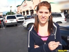 18 ans, Gros cul, Grosse bite, Sucer une bite, Brunette brune, En levrette, Pov, Maigrichonne