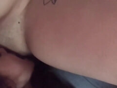 Leie, Blasen, Braunhaarige, Paar, Orgasmus, Strapon, Tätowierung, Titten