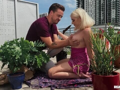 Grote lul, Blond, Pijpbeurt, Natuurlijke tieten, Buiten, Kort haar, Tiener, Tieten likken