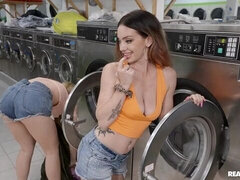 Grote kont, Vingeren, Lesbisch, Likken, Ondergoed, Masturbatie, Geschoren, Tieten likken