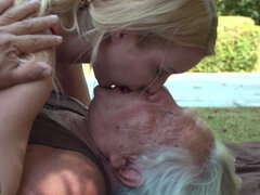 Blondine, Pik sutte, Sædskud, Kysse, Udendørs, Mager, Studerende, Teenager