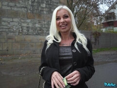 Grote mammen, Blond, Rondborstig, Tsjechisch, Hondjeshouding, Openbaar, Tatoeage, Tieten likken