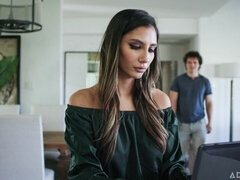 Grosse bite, Sucer une bite, Brunette brune, En levrette, Seins naturels, Adolescente, Plan cul à trois, Nénés