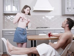 Amatør, Stor kukk, Kukk suging, Brunette, Bakfra, Naturlige bryster, Tenåring, Pupper