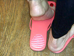Angela sumptuous Toes red-Tips In FlipFlops