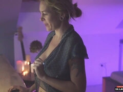 Ξανθιά, Βυζαρού, Μαλακία, Σπιτικό, Ώριμη, Μαμά, Φυσικά βυζιά, Βυζιά