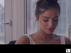 Kuřba, Brunetka, Roztomilá, Dávení penisem, Na pejska, Na obličej, Hd, Kozičky