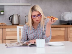 Κώλος, Ξανθιά, Πίπα, Μαλακία, Φιλί, Κουζίνα, Έφηβος, Βυζιά