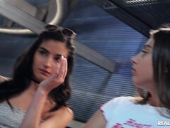 Amaterji, Spalnica, Velike joške, Rjavolaska, Dildo, Latinka, Samozadovoljevanje, Zunaj