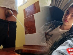 18 anos, Banheiro, Fetiche, Gay bicha veado, Mijar, Magrinha, Solo chão, Adolescente