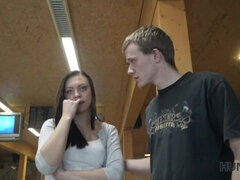 오랄섹스, 흑갈색 머리, 도기스타일, 핸드잡, 수음, 공개적인, 청소년, 젖가슴